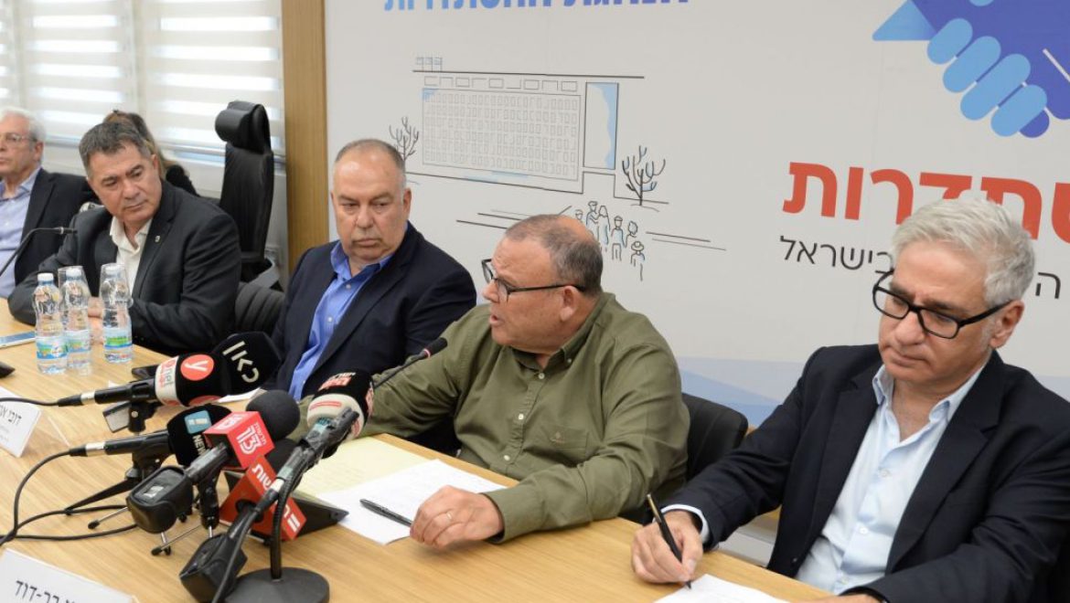 מימין, אמיר חייק, ארנון בר דוד ודובי אמיתי צילום אגף הדוברות בהסתדרות יו”ר ההסתדרות: לספק סיוע לענפים שנפגעו במיוחד במשבר הקורונה