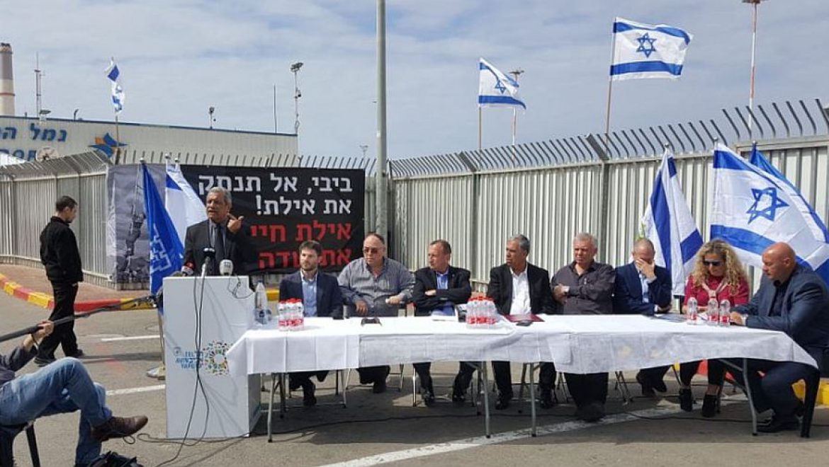ראש עיריית אילת, מאיר יצחק הלוי, נואם במסיבת העיתונאים במאמץ למניעת סגירת שדה דב בתחילת מרץ. צילום עירית רוזבלום חברי פורום 15 הרשויות המקומיות לנתניהו: בחן מחדש את סגירת שדה דב