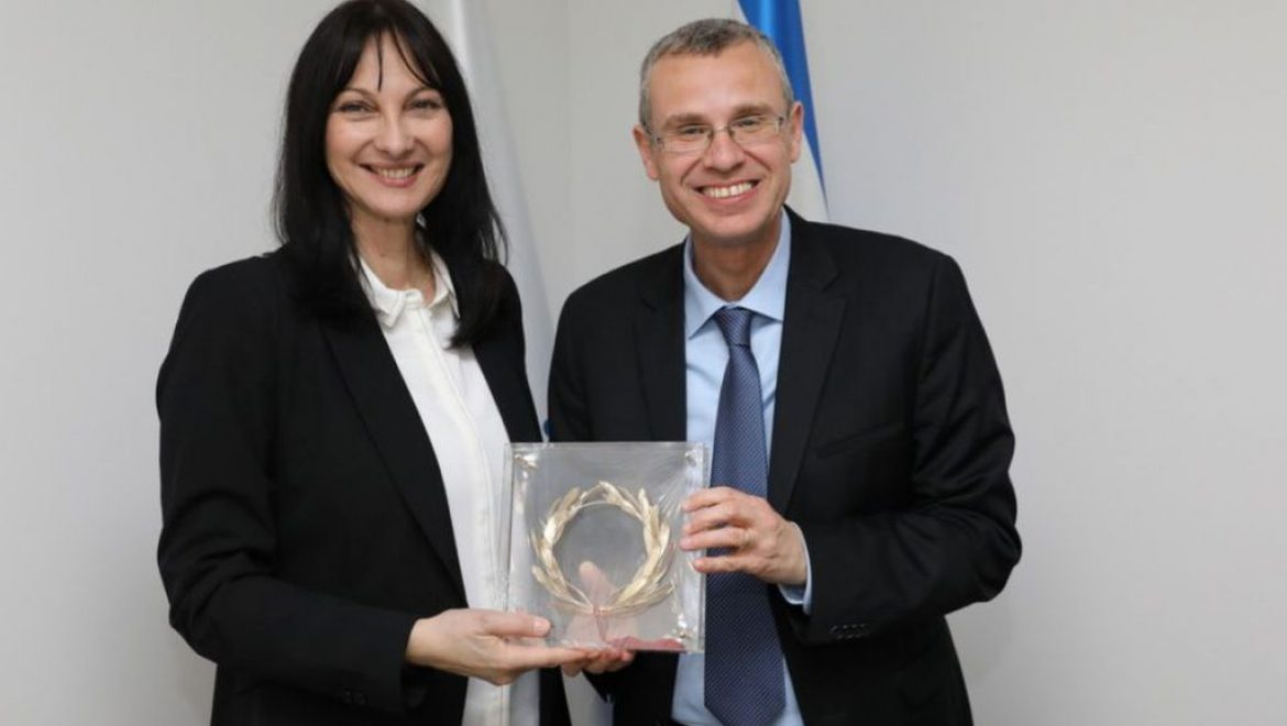 שר התיירות יריב לוין עם שרת התיירות לשעבר אלנה קונטורה ביריד התיירות IMTM 2019. צילום חן גלילי שרת התיירות ביוון אלנה קונטורה התפטרה ומתמודדת בפרלמנט האירופי