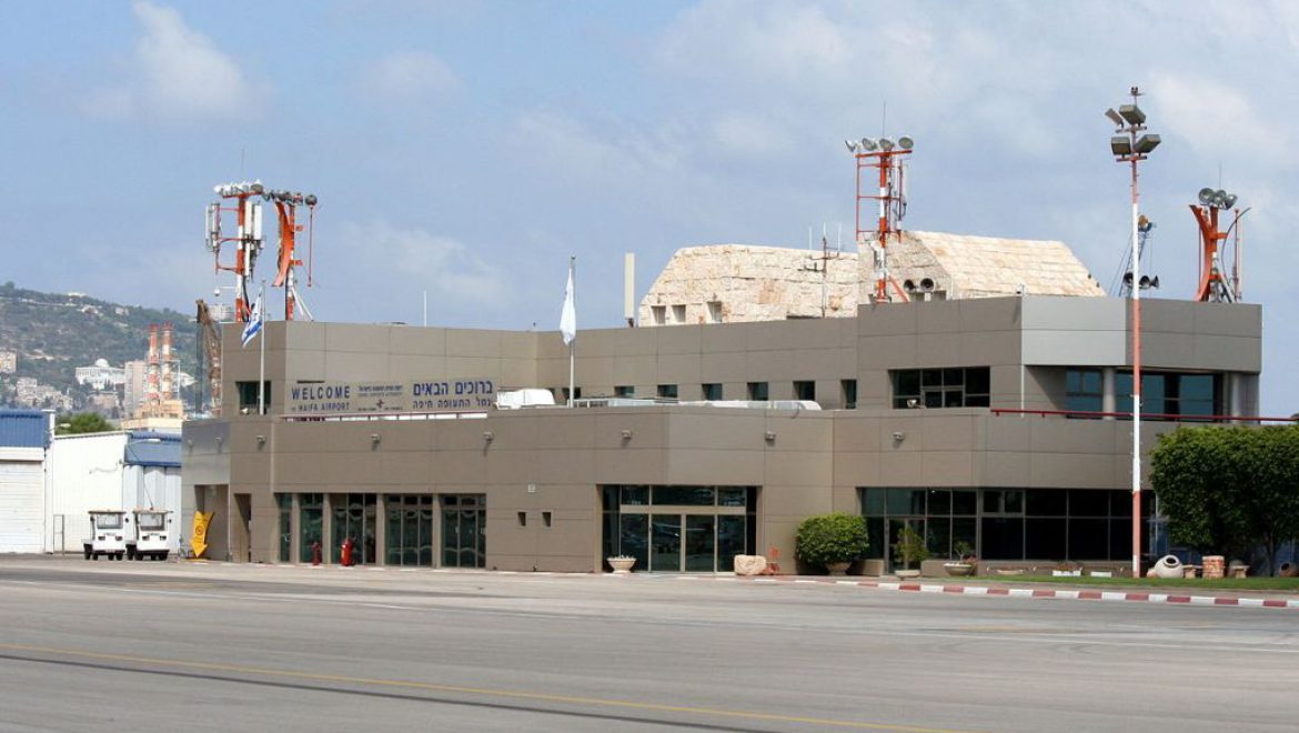 שדה התעופה בחיפה. תיבחן גם האפשרות להעברת הטרמינל בסמוך לתחנת הרכבת של חוצות המפרץ. צילום רש מסלול ההמראה בשדה התעופה בחיפה יוארך ב-2019
