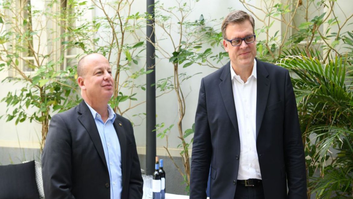 בוריס אוגורסקי ועופר קיש במסיבת העיתונאים אתמול. צילום יאיר שגיא קבוצת לופטהנזה היא הגדולה בנתב”ג אחרי אל על