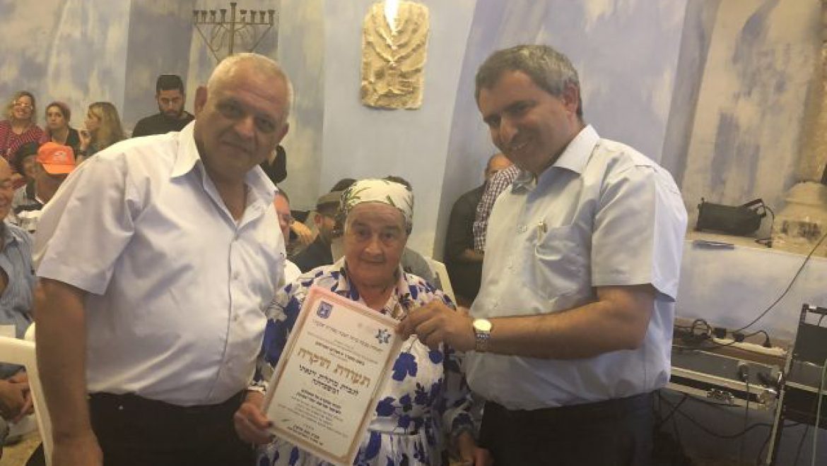 השר זאב אלקין עם מרגלית זינאתי בבית הכנסת בפקיעין. צילום יחצ אתרי פקיעין ובית הכנסת שופצו ב-6 מיליון שקלים