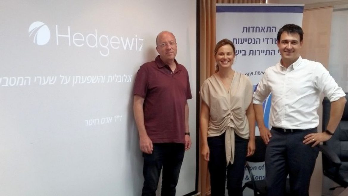 נציגי חברת הדג'וויז, משמאל, ד “בוקר עיסקי” עם hedgewiz בהתאחדות משרדי הנסיעות