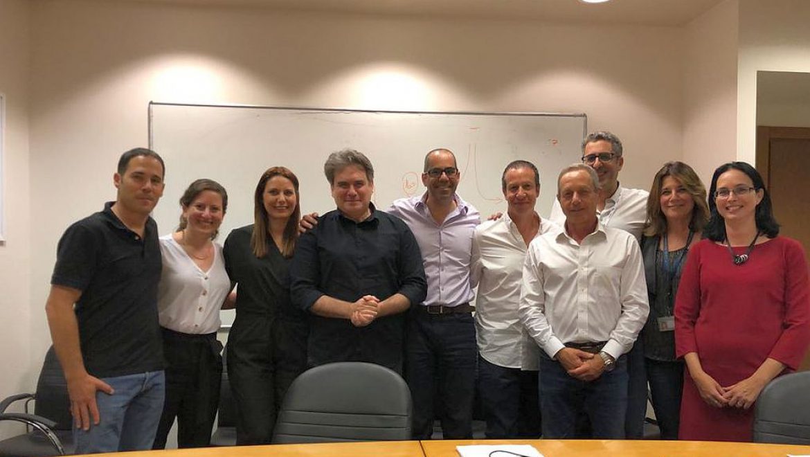 מעמד חתימת ההסכם בק.א.ל. צילום אגף הדוברות בהסתדרות הסכם קיבוצי ראשון לטייסי ק.א.ל