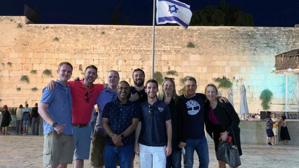 עובדי גארדיקור בטיול בכותל בירושלים. צילום Guardicore עובדי חברת הסייבר גארדיקור זכו לסיור מקיף בישראל