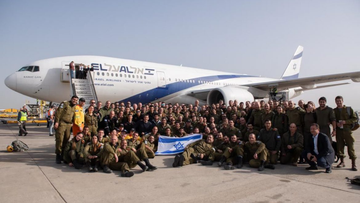המשלחת לברזיל נערכת ליציאה למרגלות מטוס הבואינג 777. צילום דובר צה יחידת החילוץ של צה”ל בדרכה לברזיל במטוס אל על