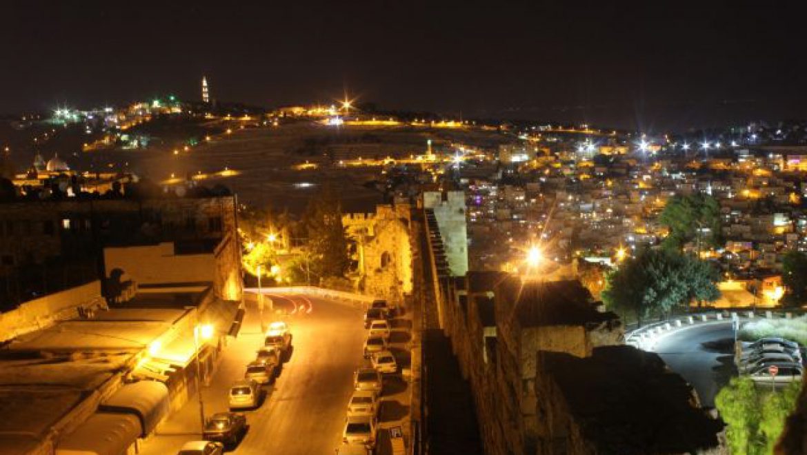 מבט לרובע הארמני. טיילת החומות בערב. צילום פמ ירושלים של הלילה היא לא ירושלים של היום