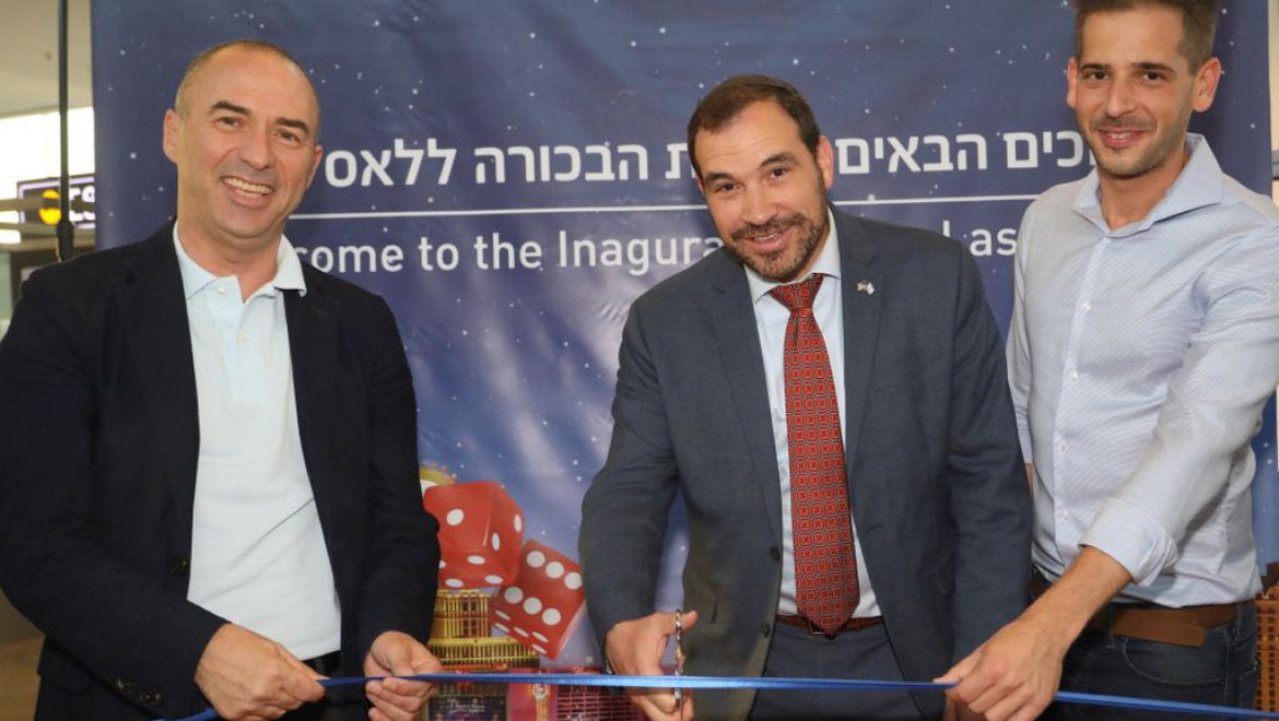 מימין, מיקי שטרסבורגר, אריה לייטסטון וגונן אוסישקין בגזירת הסרט לטיסה ללאס וגאס. צילום סיון פרג הושקה טיסת אל על ללאס וגאס