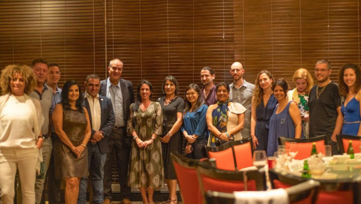 חברי משלחת הסמינר של פלייאיסט לפיליפנים. עם השגריר רפאל הרפז (שישי משמאל). צילום יח פלייאיסט אירחה סיור לימודי לסוכני נסיעות באיי הפיליפינים