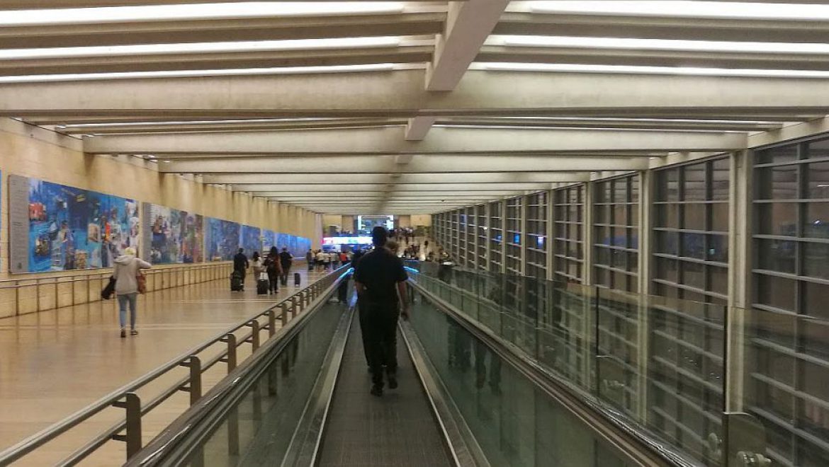 בדרך לזרועות של טרמינל 3. שלוש זרועות ייסגרו לשיפוץ. צילום עירית רוזנבלום מתחילים לשדרג את טרמינל 3 וטרמינל 1