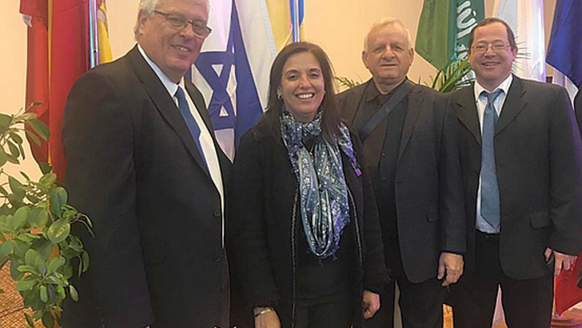 חני סובול וחברי ההתאחדות באחרונה בטשקנט שבאוזבקיסטן. צילום יח משלחת של חברי הנהלת ההתאחדות ביריד התיירות בטשקנט
