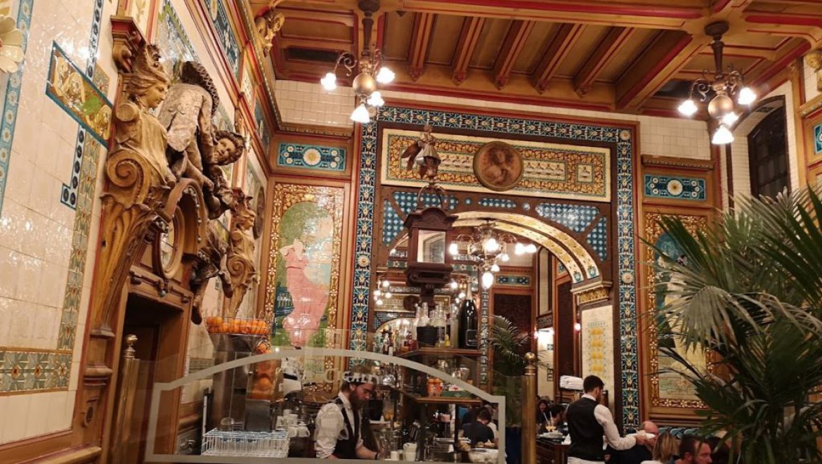 הבראסרי La Cigale בן 100 השנה בנאנט, אין ידוען שמגיע לעיר וידלג עליו תיירות-יתר? לא בנאנט