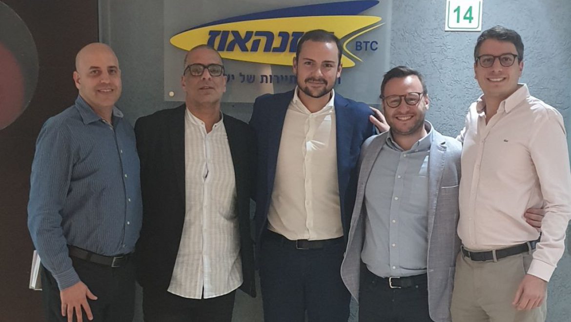 מימין עודד חודורוב סמנכ דיזנהאוז חתמה על הסכם עם בוקינג להזמנה ישירה של כל התוכן באתר