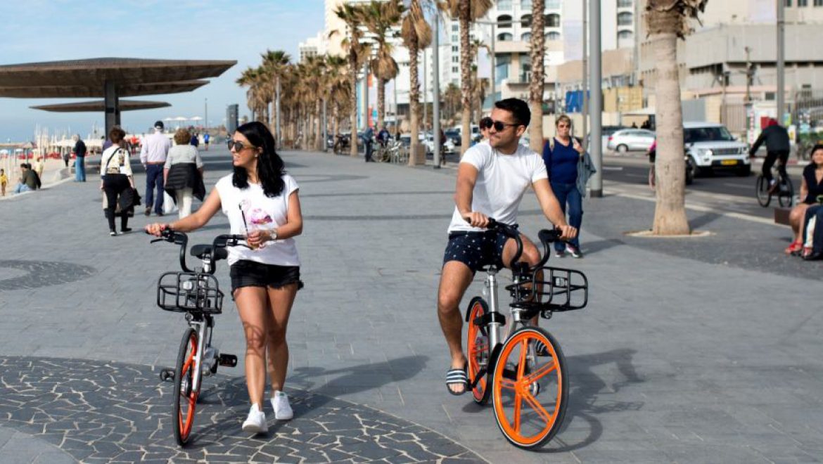רוכבים על אופני מובייק בטיילת בתל אביב. צילום יעל אמיר למעלה מ-100,000 מדוושים רשומים לשירות האופניים השיתופיים בת”א