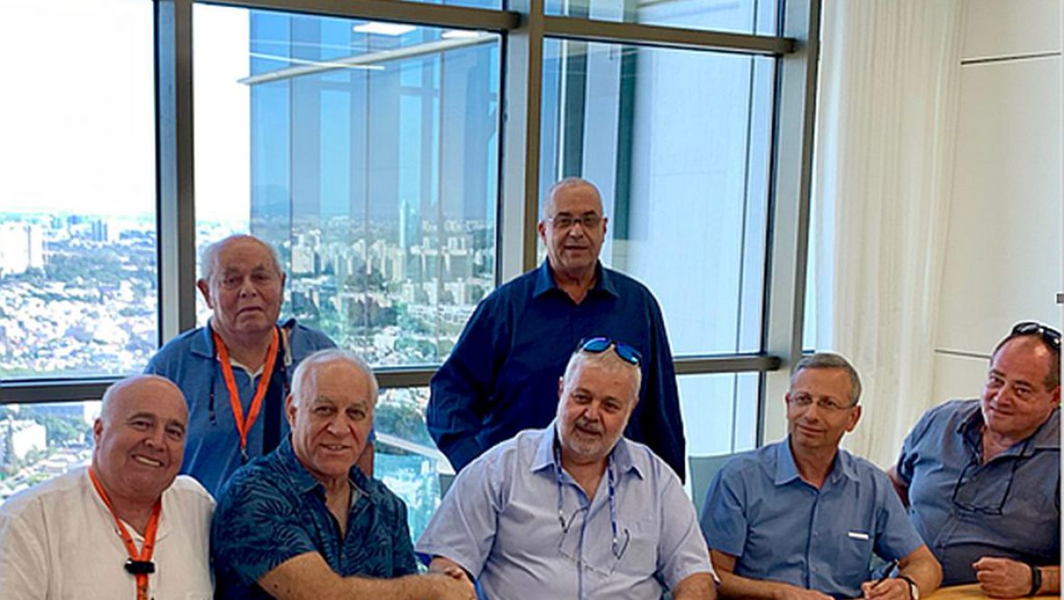 יו״ר הלשכה דני אמיר ונציגים מהנהלת הלשכה והנהלת האגודה במעמד החתימה הסופי. צילום יח הסכם העבודה בין לשכת מארגני תיירות נכנסת ואגודת מורי הדרך