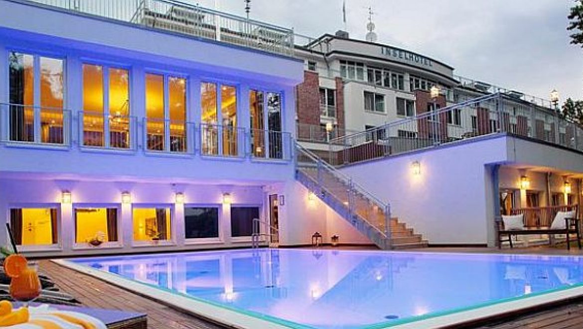 בריכת שחייה חיצונית במלון INSELHOTEL פוטסדאם . צילום אתר המלון “פוטסדאם לברלין זה בדיוק כמו ורסאי לפריז”