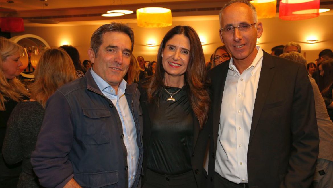 מימין, צחי לוי וענת סטריק-דהאן מנכ כשטמרס חוגגים