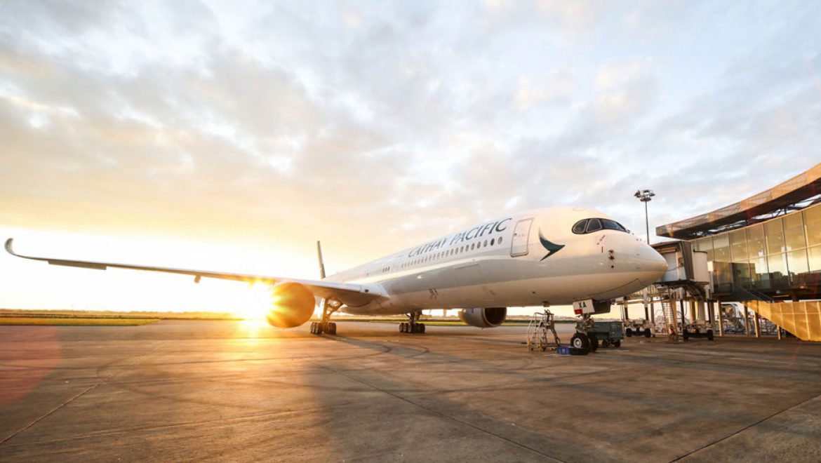 מטוס האיירבוס A350-1000.הראשון.של קתאי פסיפיק חונה בנמל התעופה של הונג קונג צילום קתאי מטוס האיירבוס המתקדם בעולם יופעל בקתאי פסיפיק בקו ת”א-הונג קונג