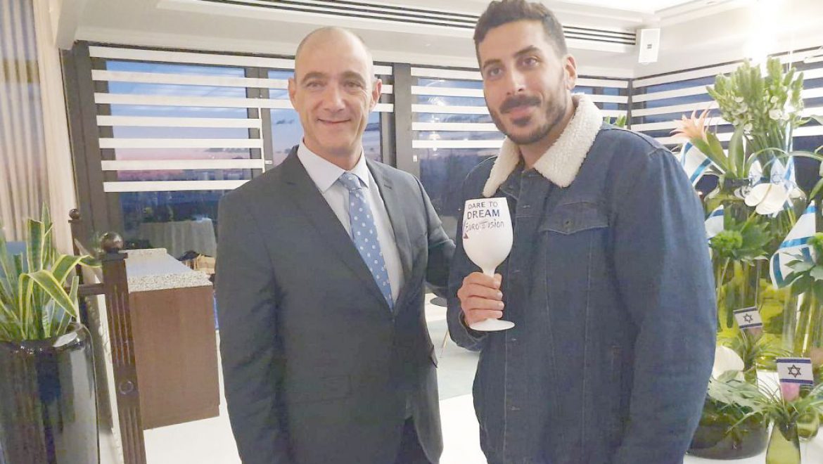 מימין, קובי מרימי וקובי טולדנו מנכל מלון הרודס תל אביב. צילום שי אור קובי מרימי בהרודס תל אביב