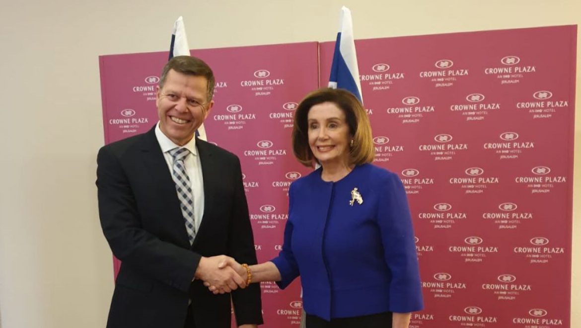 יו ננסי פלוסי בקראון פלזה בירושלים