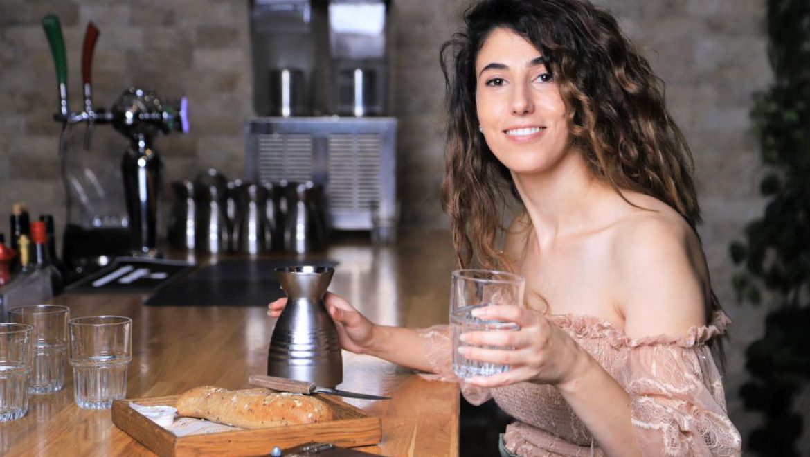 פרח ראסלן, כוכבת מאסטר שף ומלכת הכנאפה הגלילית. צילום יח פסטיבל מתוקים ב”אגמון מרקט” בגליל