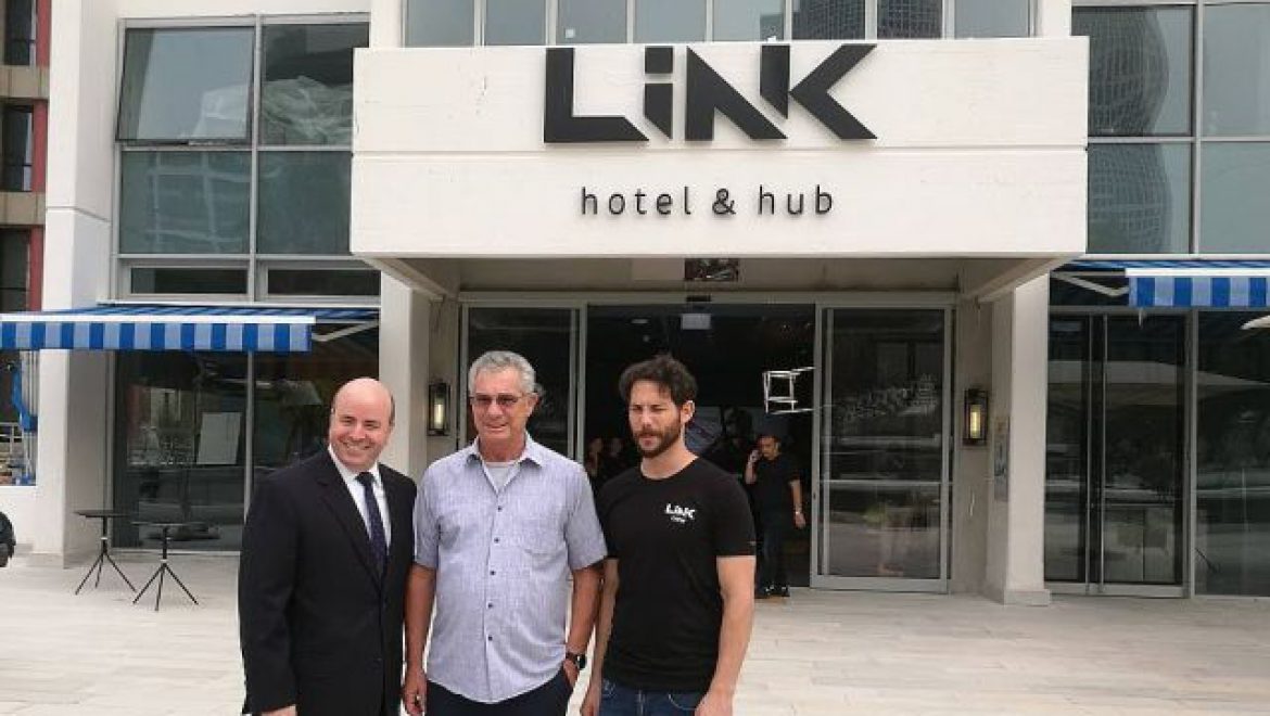 מימין, רון פדרמן, עמי פדרמן ורונן ניסנבאום, בחזית מלון לינק. צילום עירית רוזנבלום המלון החדש הוא ה-LINK של רשת דן לעידן העכשיווי