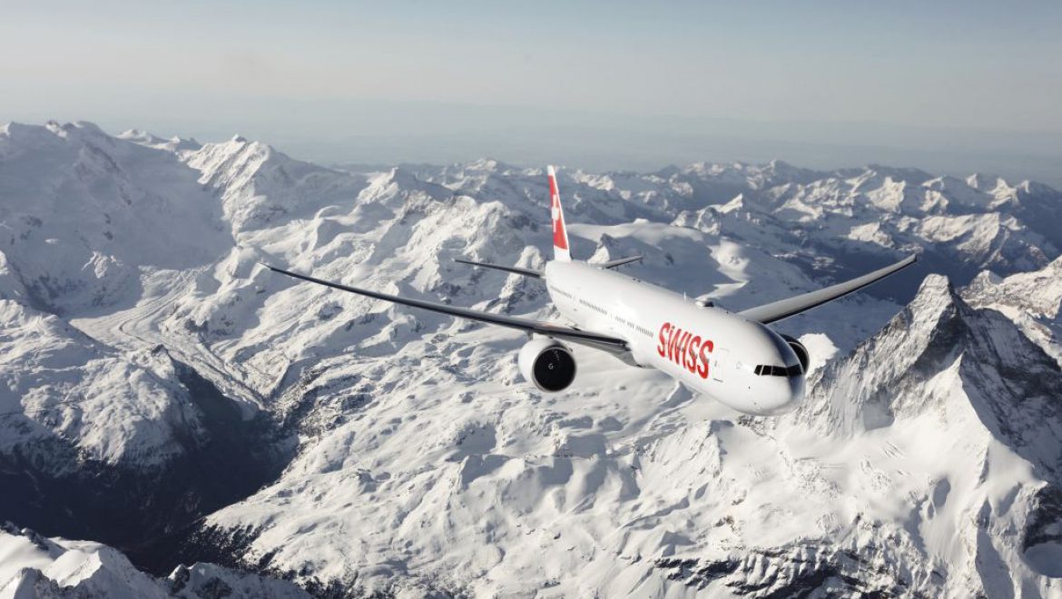 מטוס חברת SWISS מקבוצת לופטהנזה חוצה את האלפים השווייצרים. צילום סוויס SWISS מחדשת השבוע טיסותיה לישראל