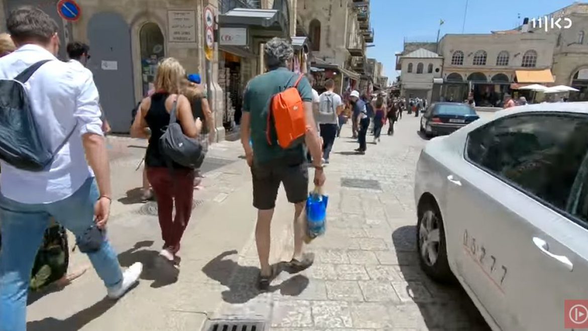 קבוצת תיירים בפרק בסדרה סדרת כתבות בכאן 11: “תיירים במלכודת”
