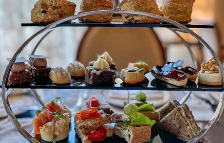 כמיטב המסורת: תה מנחה אלגנטי במלון וולדורף אסטוריה, ירושלים