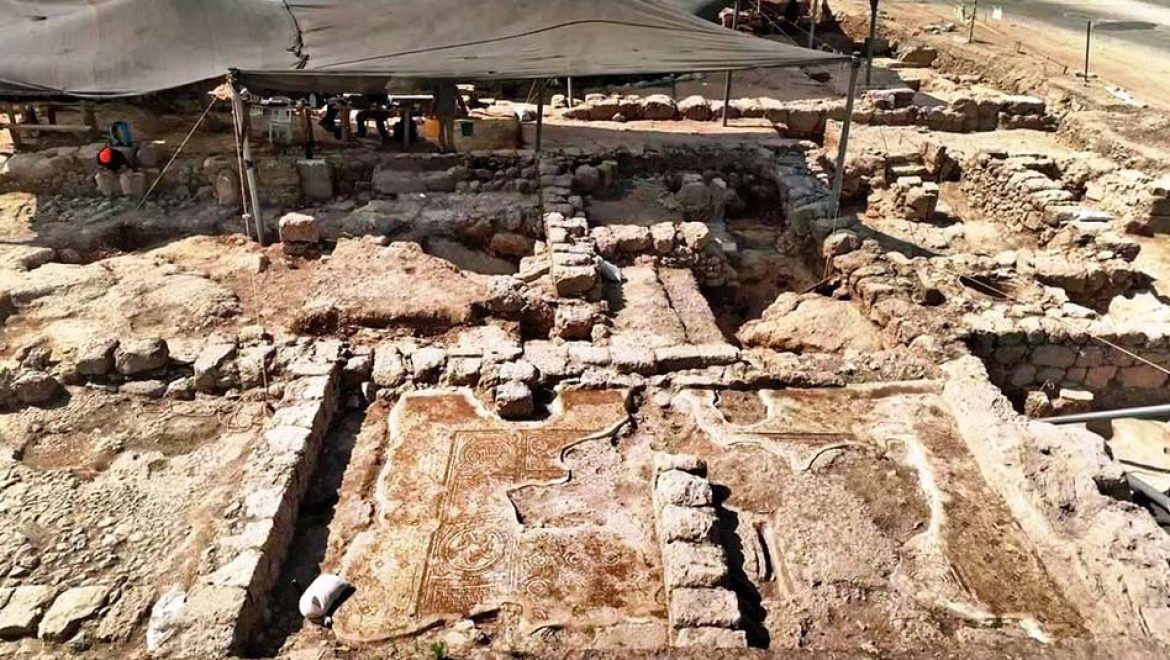 חפירת רשות העתיקות בכפר קאסם, עם הפסיפסים המרהיבים. צילום אמיל אלג'ם, רשות העתיקות אחוזה שומרונית מפוארת ובה פסיפסים נחשפה בכפר קאסם