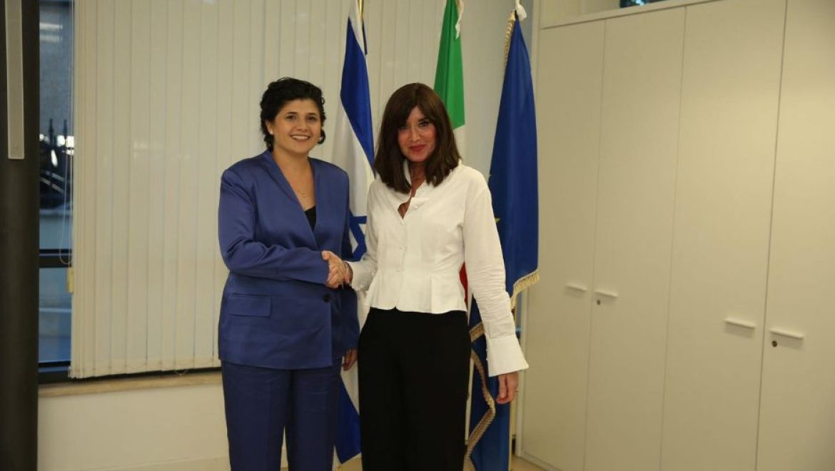 מימין: שרת האקדמיה והמחקר, אנה מריה ברניני עם סגנית שר החוץ, שרן השכל. צילום אריאל נקמולי השכל ברומא: ״זה הזמן לקואליציה ערכית נגד ההסתה והשקרים״