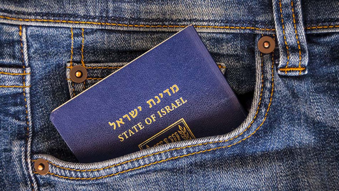 דרכון ישראלי בדרך לעוד מסע עולמי. צילום Depositphotos רשות האוכלוסין וההגירה: מעל 450,000 איש קיבלו שירות