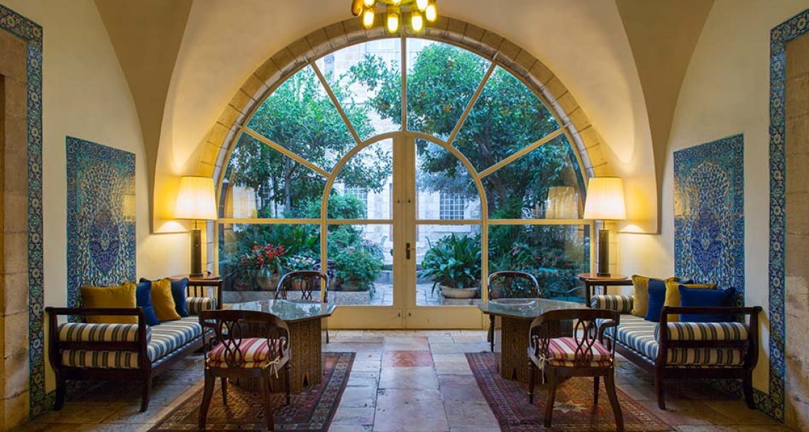 לחגוג כריסטמסט עם סנטה קלאוס וסילבסטר נוצץ במלון אמריקן קולוני