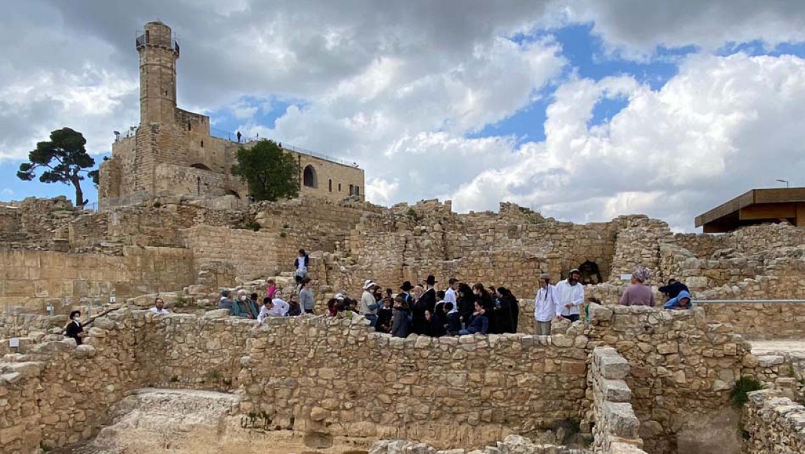 מטיילים בגן הלאומי נבי סמואל. צילום עמוס טל רשות הטבע והגנים מעין גדי בדרום ועד הבניאס בצפון, מלאה הארץ במטיילים
