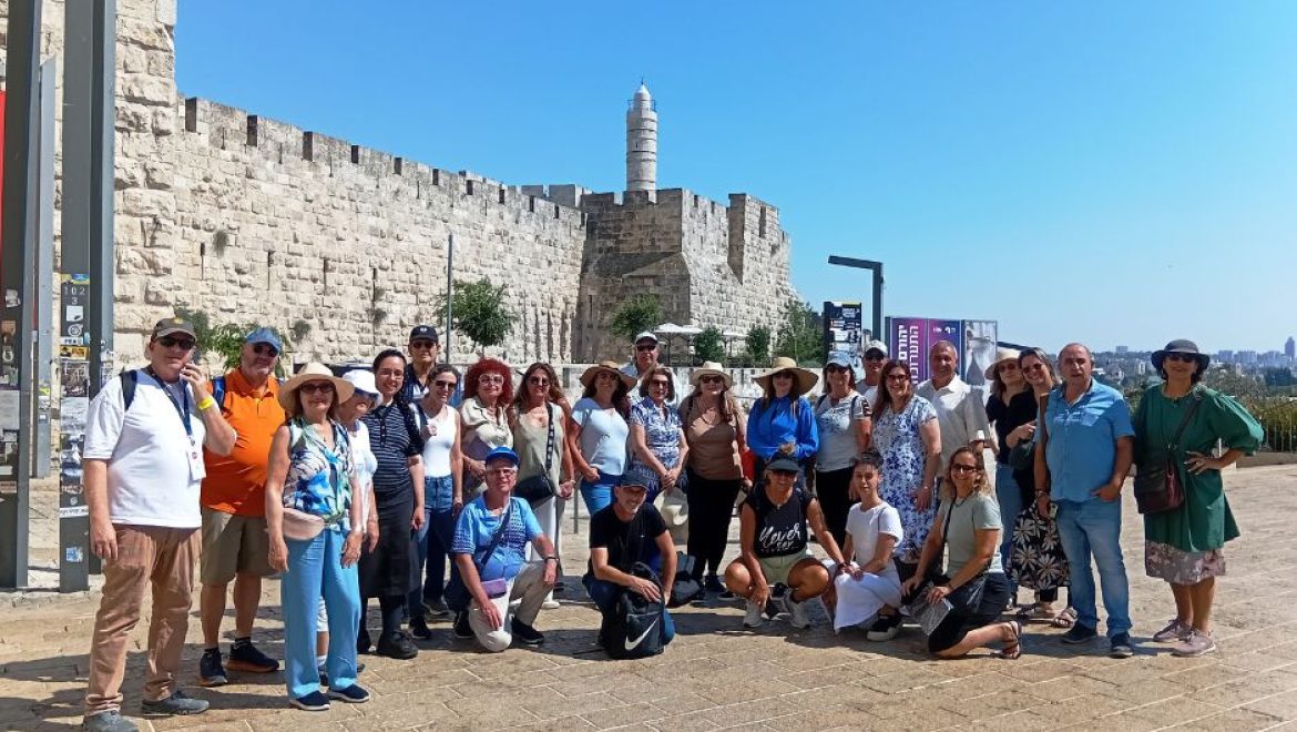משתתפי הסיור על רקע מגדל דוד, ירושלים בראש שמחתנו: סיור התאחדות משרדי הנסיעות ויועצי התיירות