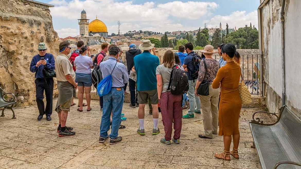 "ליצור מתווה פיצויים עבור מורי הדרך ונתוני שירותי תיירות"