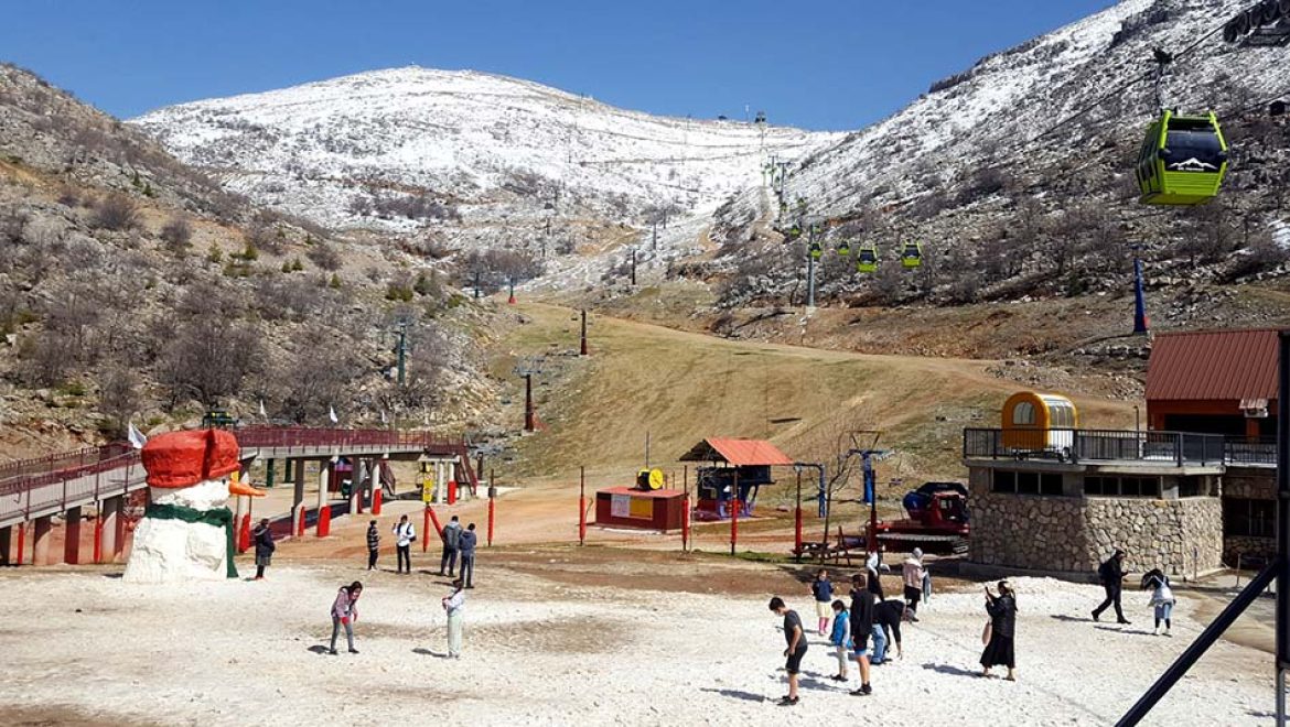 מכייפים באתר החרמון. צילום שוש להב מוזמנים לעיניים של המדינה: עצמאות באתר החרמון
