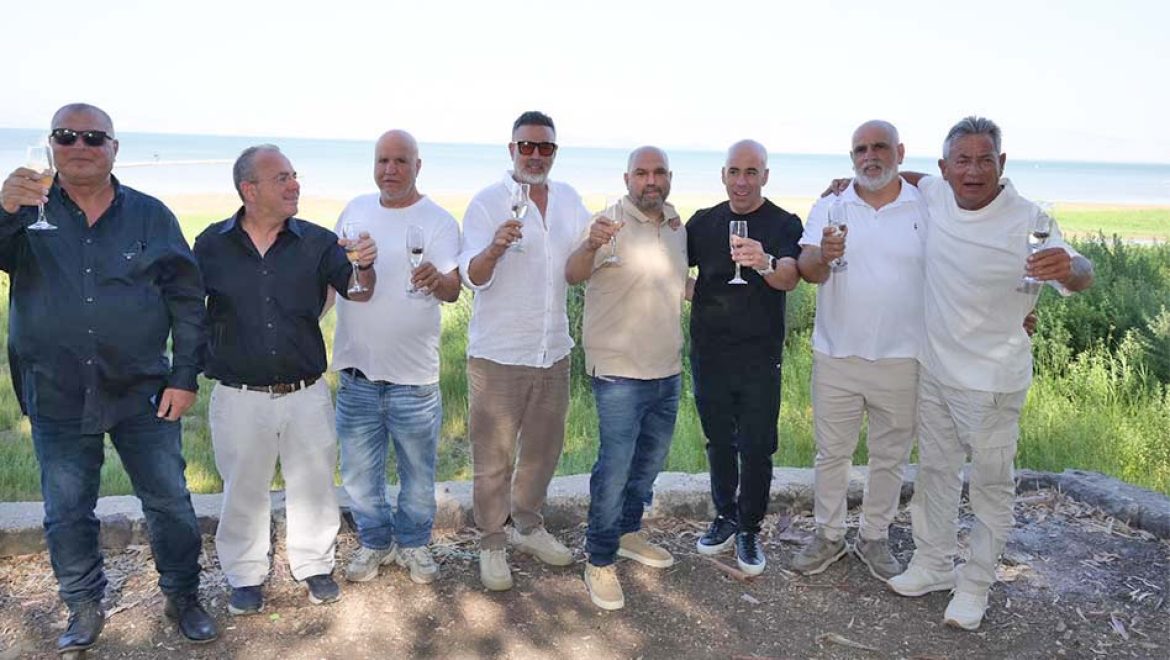 מרימים כוסית לתחילת הבנייה עם כל השותפים של הריזורט החדש. צילום מיכאל מורי הונחה אבן פינה לריזורט חדש בכנרת