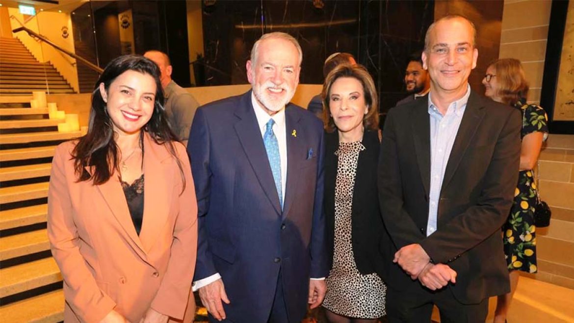 מימין: אלי כהן – נשיא ההתאחדות, רומי גורודיסקי – סמנכלית בהתאחדות, מייק האקבי – שגריר ארה שגריר ארה"ב בישראל באירוע השנתי לרוה"ש של התאחדות המלונות