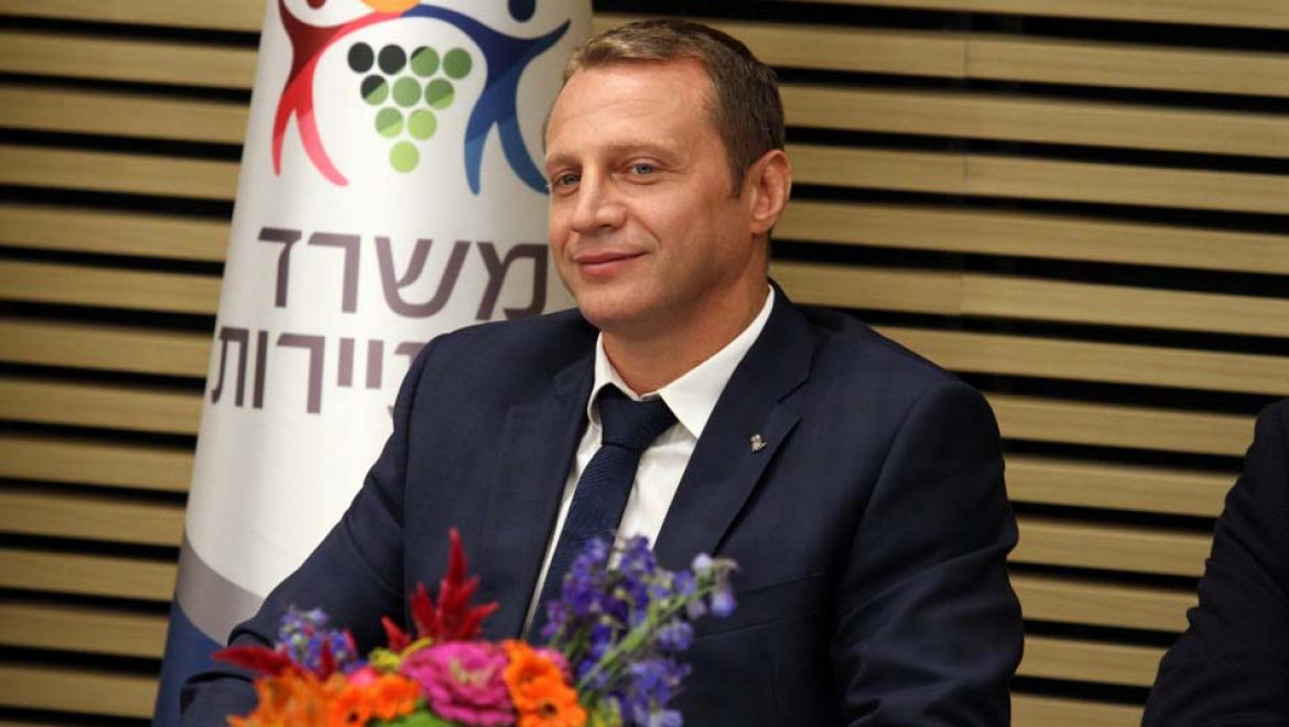 יואל רזבוזוב - שר התיירות. צילום בנוביץ' תקשורת, משה חרמון הלשכה פנתה לשר התיירות בבקשה דחופה להתערבותו מול שר הבריאות
