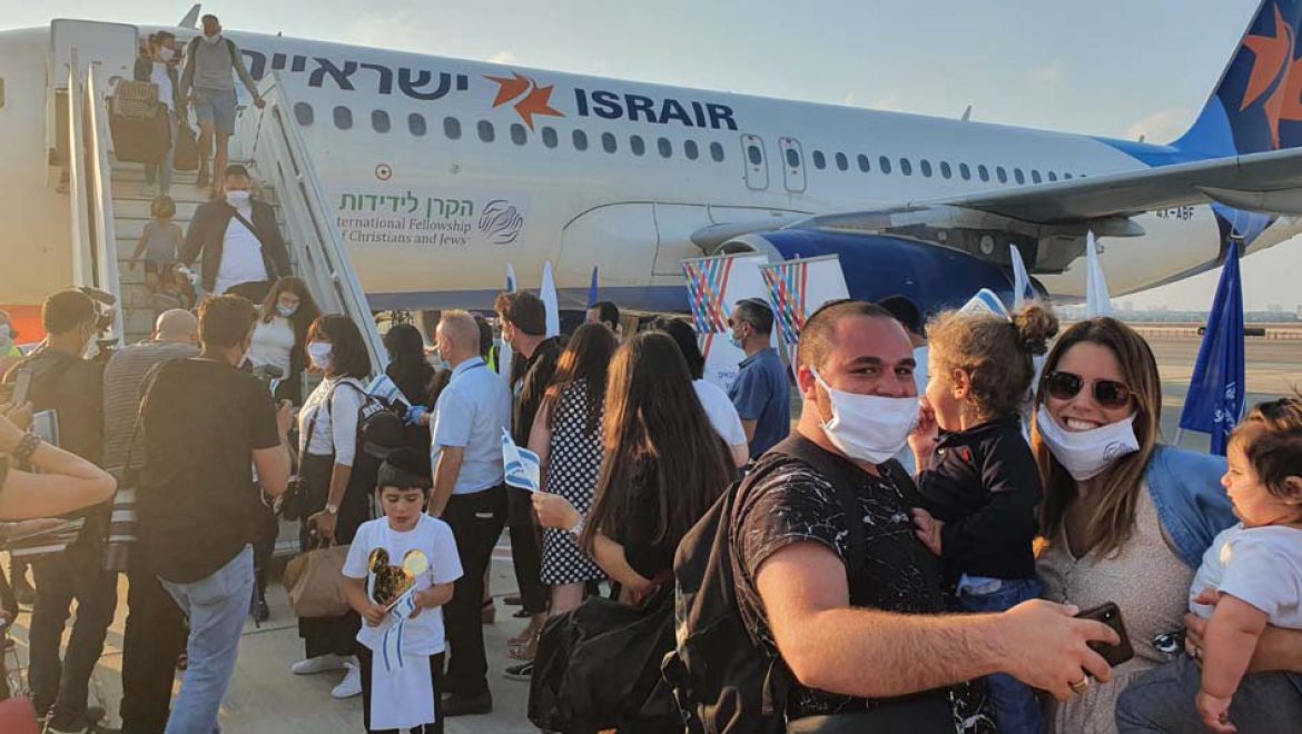 140 עולים מצרפת הגיעו אמש לישראל במטוס ישראייר