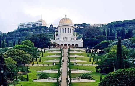 הגנים הבהאיים בחיפה: לחלוק תקווה ואור בביקורי הערב