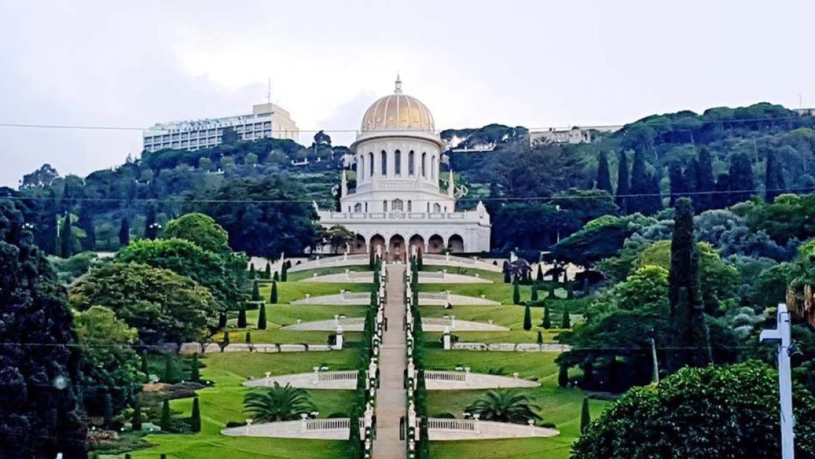 הגנים הבהאיים בחיפה: לחלוק תקווה ואור בביקורי הערב