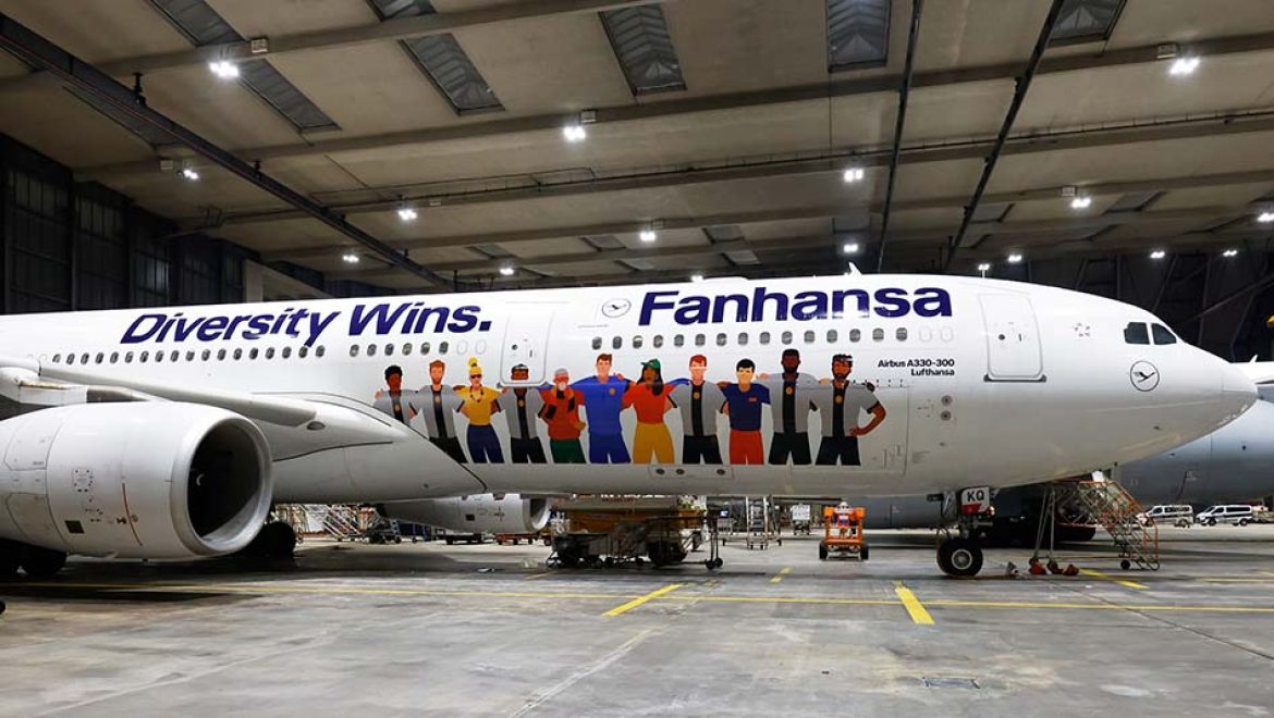 מטוס ‘Fanhansa’ של לופטהנזה מוכן לבעיטת הפתיחה בקטאר