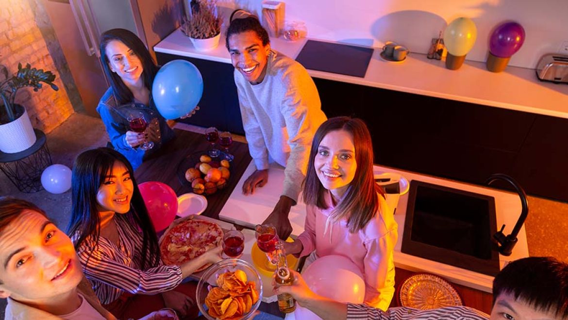 הסוף למסיבות Airbnb. צילום freepik סוף עונת המסיבות? Airbnb סוגרת את הדלת בפני החוגגים