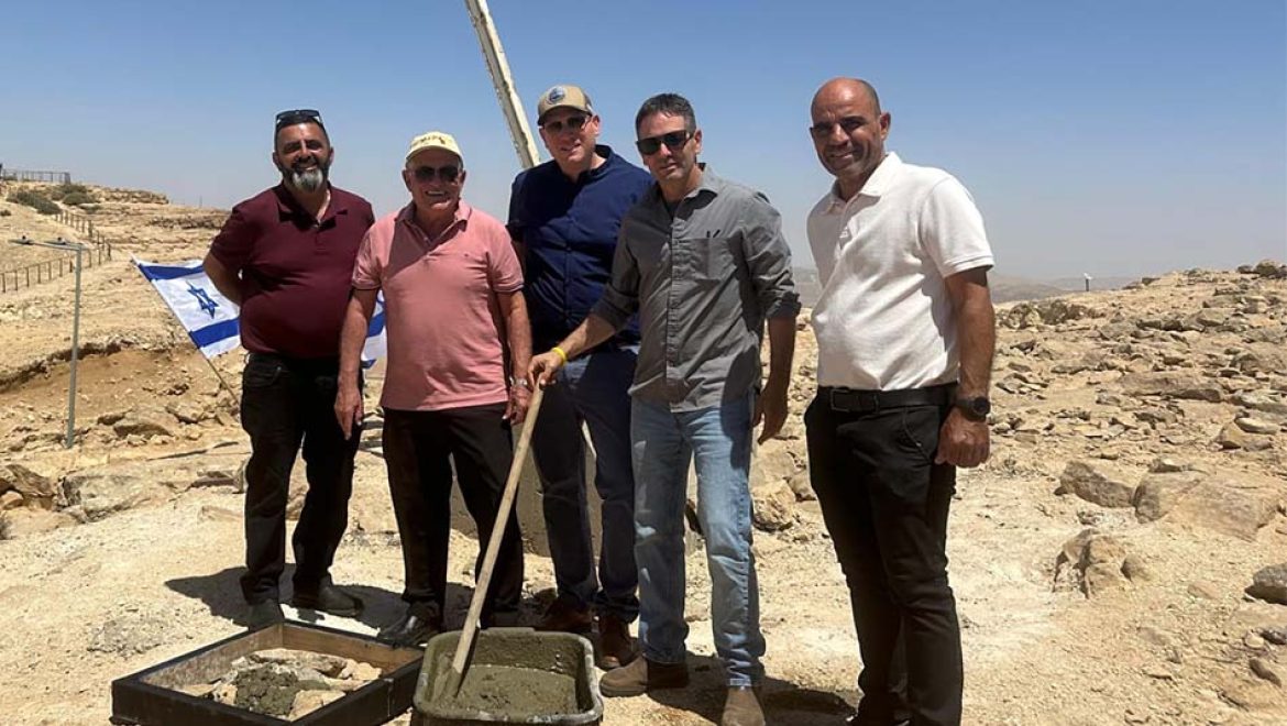 הנחת אבן פינה בגשר חיזוק לתיירות המדברית: אבן פינה לגשר "שער הרימון" במצפה רמון