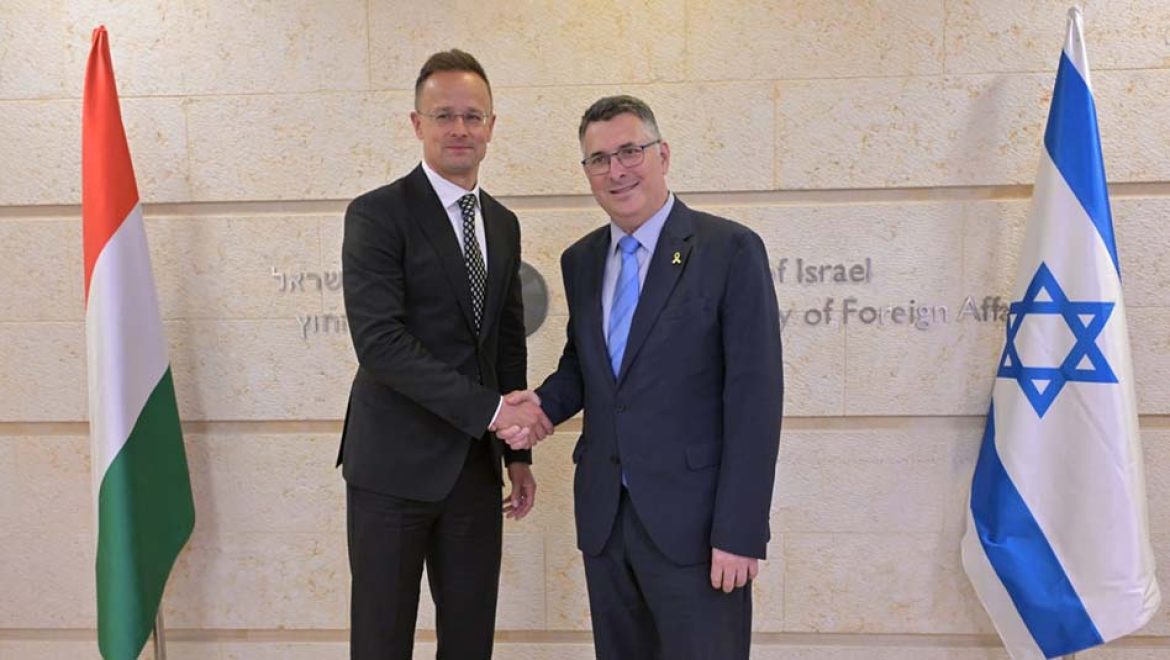 גדעון סהר ושר החוץ ההונגרי פטר סיירטו. צילום לומי אמסלם, לע״ם הונגריה עוזבת את ICC במחאה על פוליטיזציה נגד ישראל