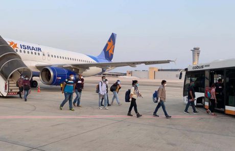 דוקטורנטים הודים הגיעו לישראל בטיסה מיוחדת של ישראייר