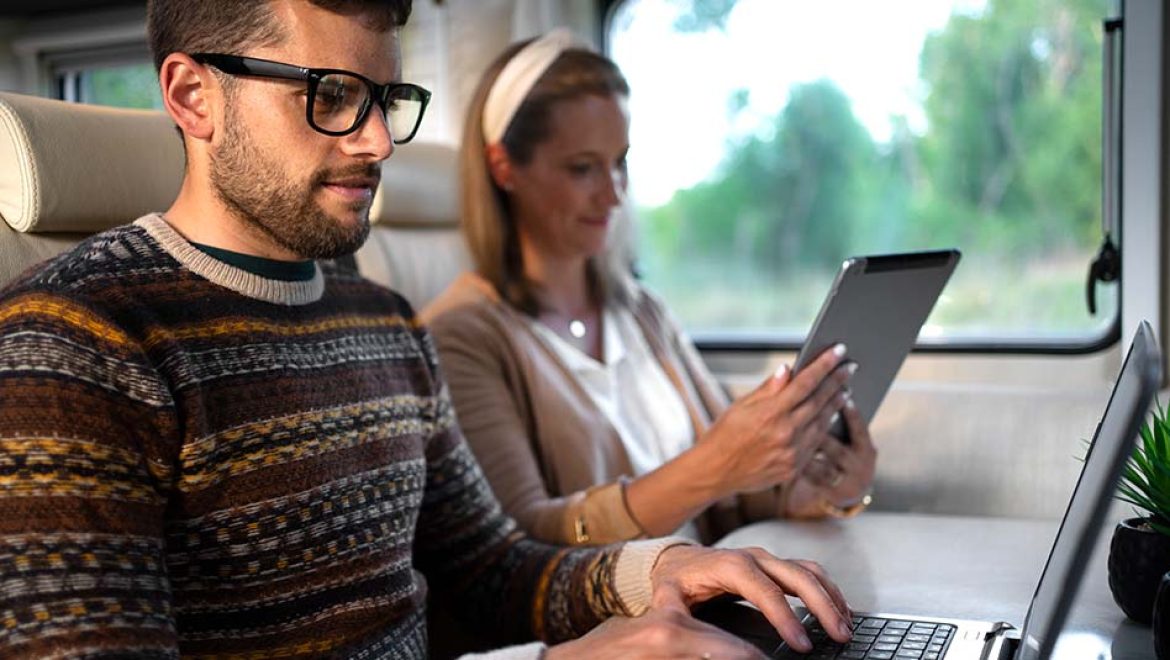 נוסעים ברכבת גולשים באינטרנט. צילום freepik WiFi ברכבות אירופה: מי מוביל ומי נותר מאחור?