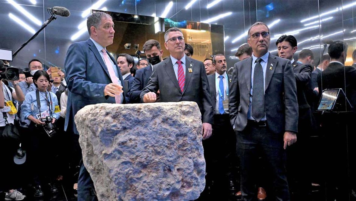 גדעון סער מבקר בביתן הישראלי באקספו שביפן. צילום שלומי אמסלם, לע״ם כ-270 אלף מבקרים עד כה בביתן הישראלי באקספו ביפן